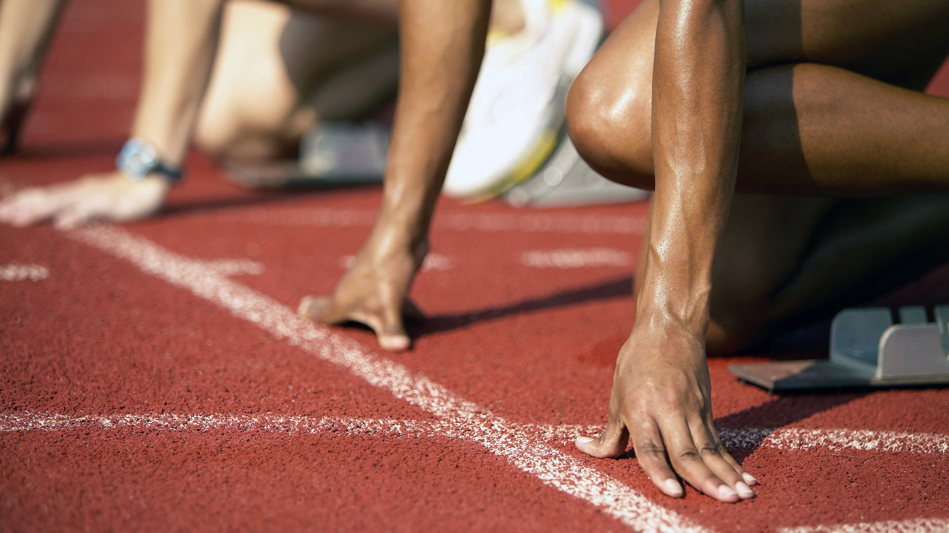 赛场上球队争分夺秒，决战胜负悬而未决，这场球赛的胜败关键是队员们的齐心协力