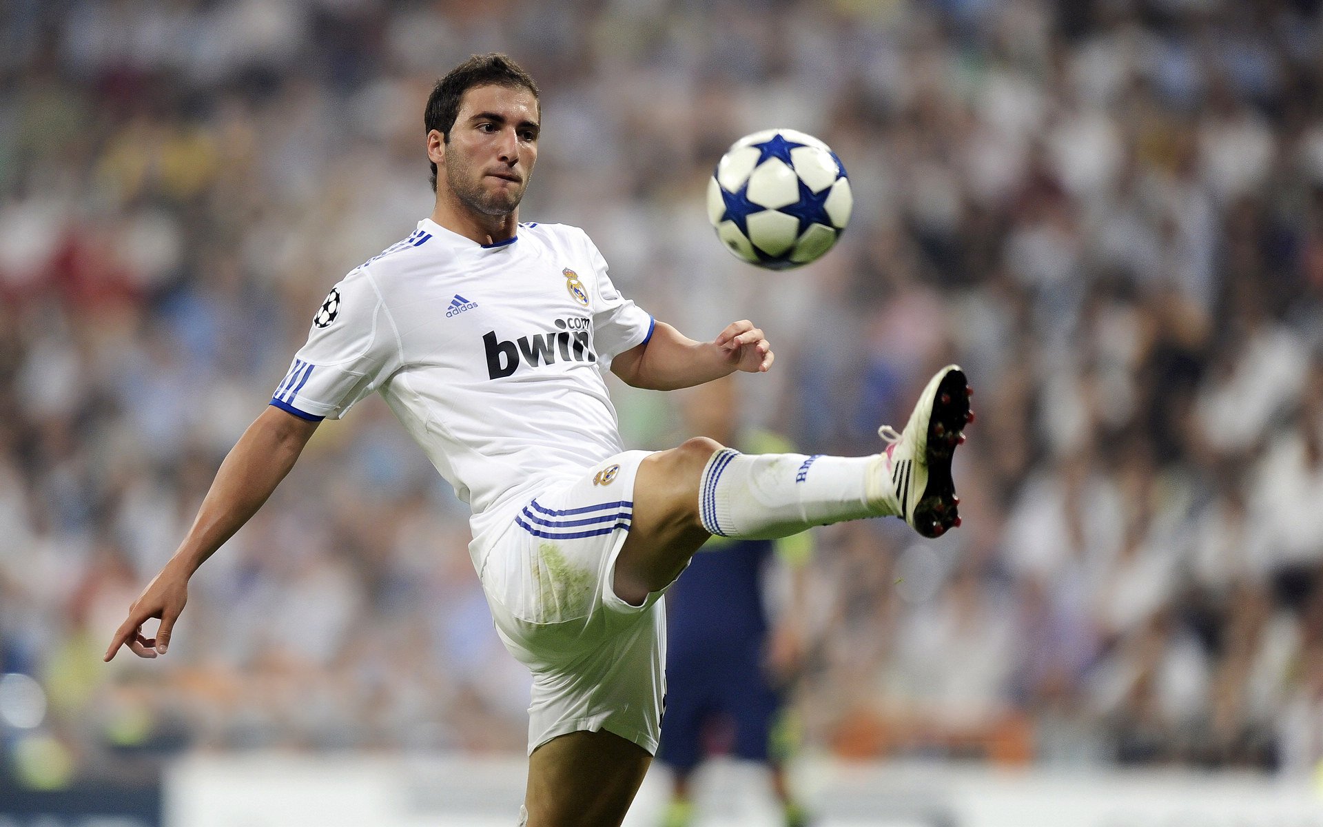 爱游戏平台-里昂客场不敌对手，连败局势严峻，里昂主场叫什么名字